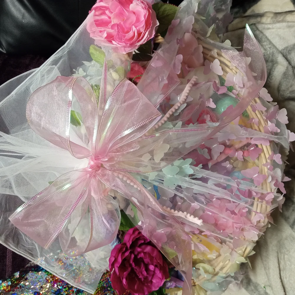 Pink Floral custom gift baskets with pink 🎀 ribbon and pop out🦋.